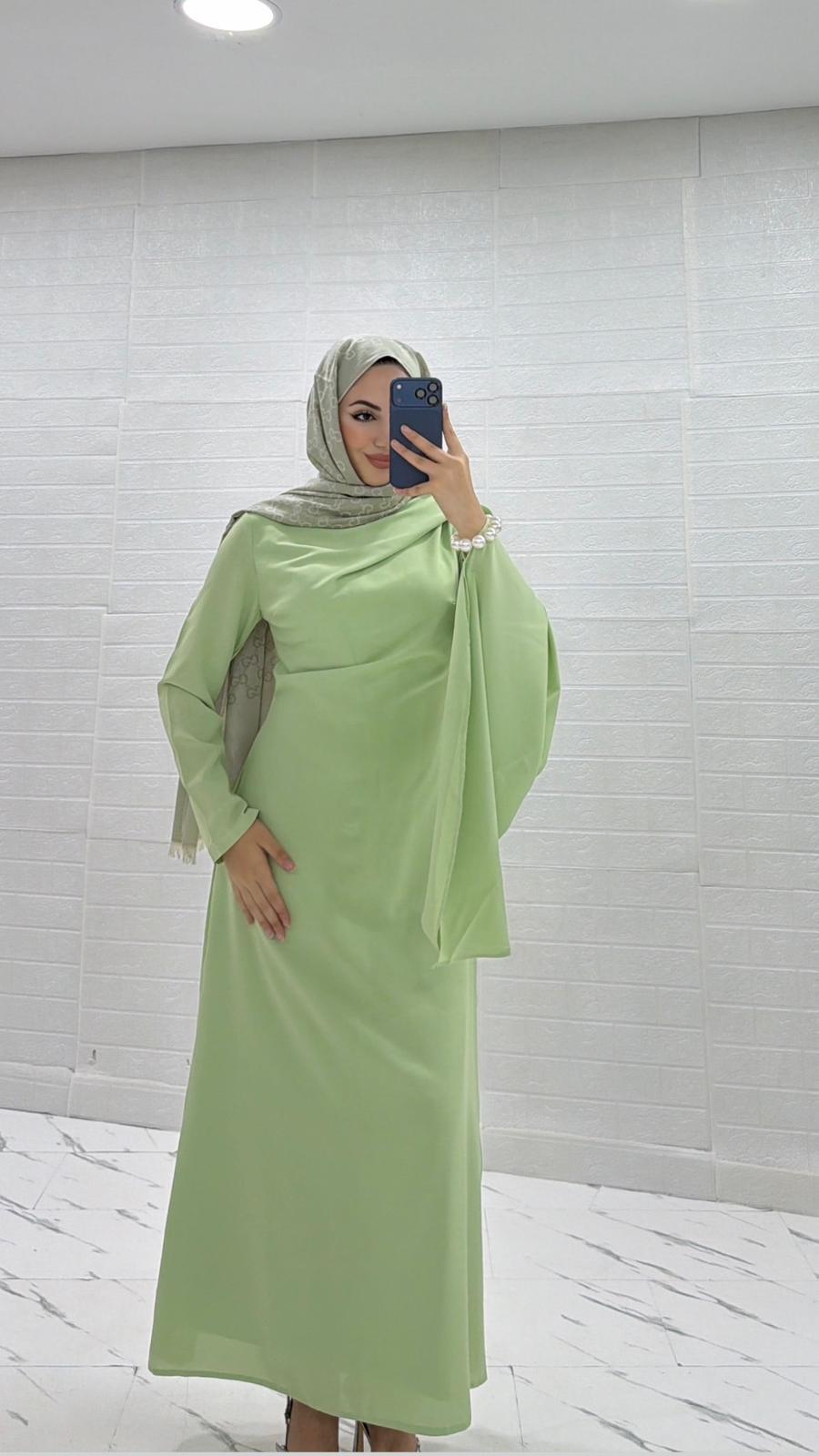 TEK OMUZDAN PELERİNLİ KREP ELBİSE