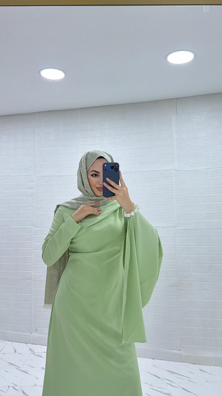 TEK OMUZDAN PELERİNLİ KREP ELBİSE