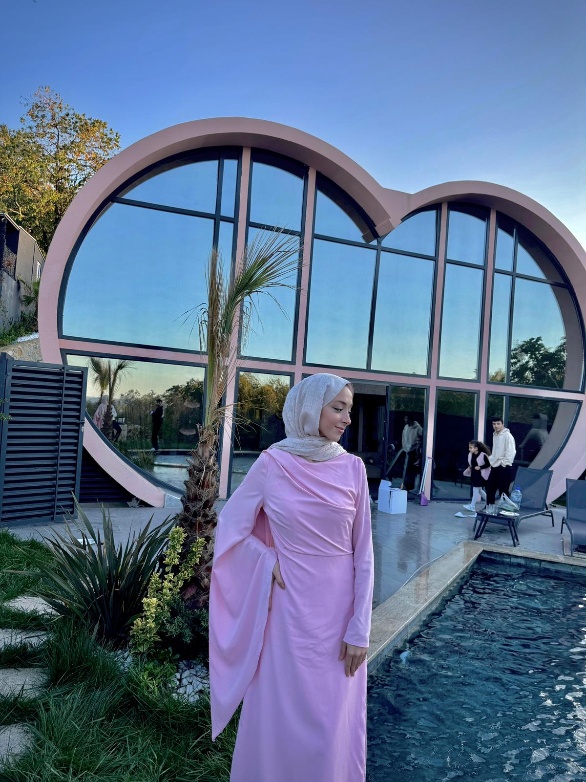 TEK OMUZDAN PELERİNLİ KREP ELBİSE PEMBE