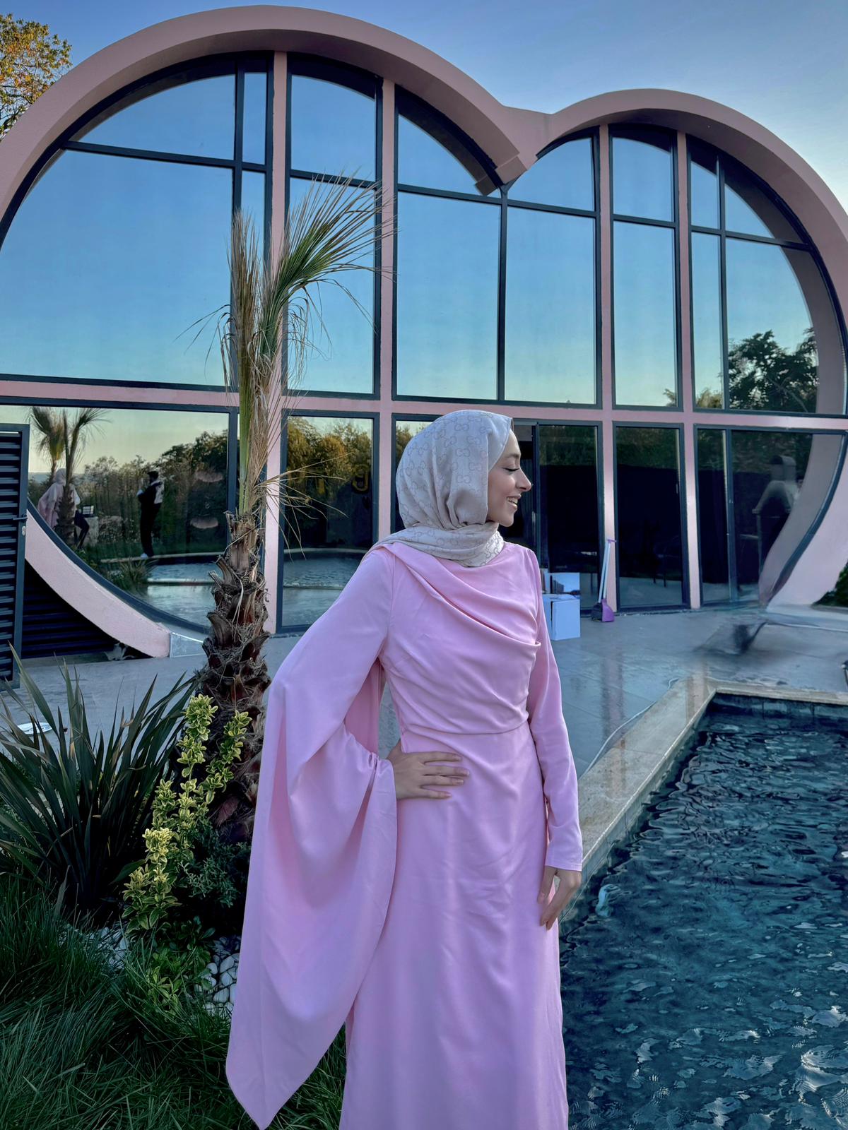 TEK OMUZDAN PELERİNLİ KREP ELBİSE PEMBE