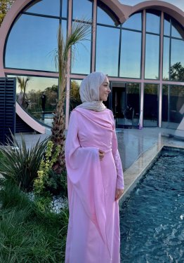 TEK OMUZDAN PELERİNLİ KREP ELBİSE PEMBE